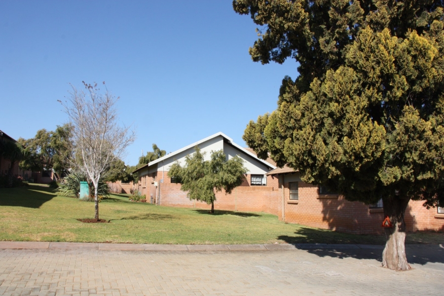 2 Bedroom Property for Sale in Langenhovenpark Free State